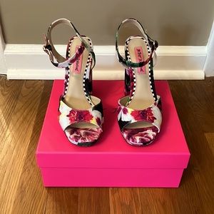 Betsy Johnson Isla Black Floral shoe